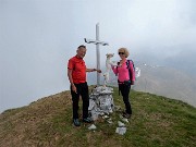 32 Alla croce di vetta del Pizzo Vescovo (2175 m)